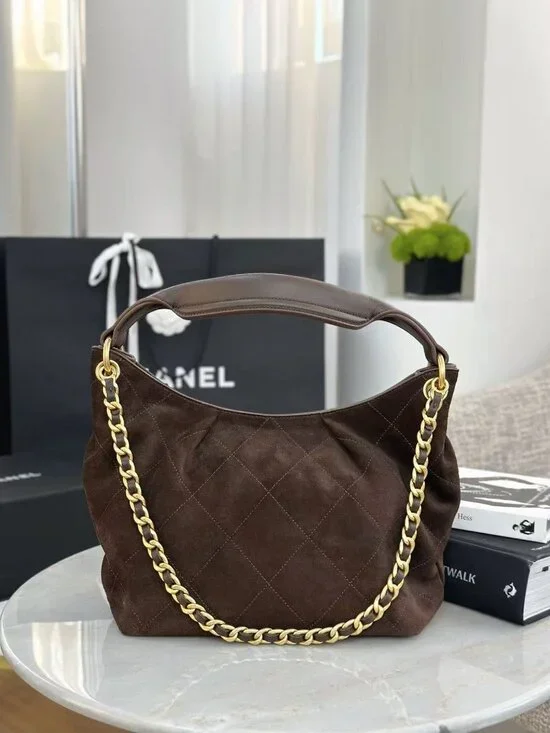 Classic CHANEL Bag: A Stylish and Versatile Choice for Elegance - Picture 6 of 6